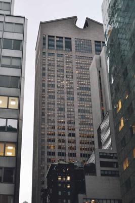 Filipa Džonsona un Džona Burdžī projektētā Amerikas telefona un telegrāfa kompānijas ēka (AT&amp;T Building, 1978–1984) Manhatanā, Ņujorkā. 2013. gads.