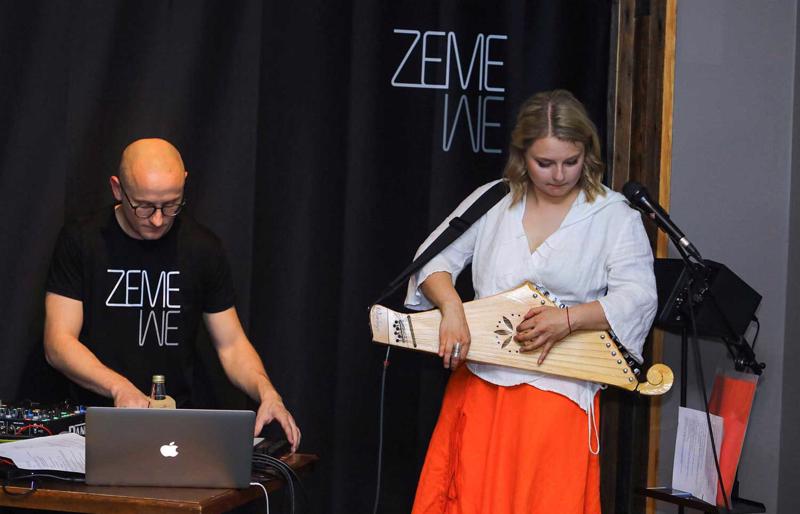 Laima Jansone un dīdžejs Monsta (Uldis Cīrulis) no apvienības "ZeMe" atklājot albumu "Visuma vizošā tumsa". Rīga, 16.05.2019.