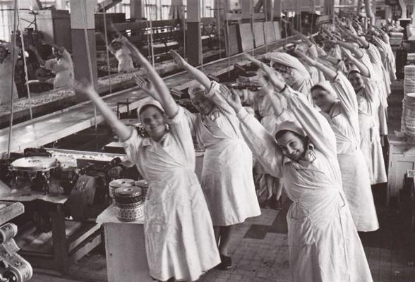 Darba vingrošana fabrikas "Uzvara" karameļu cehā. 1960. gads.