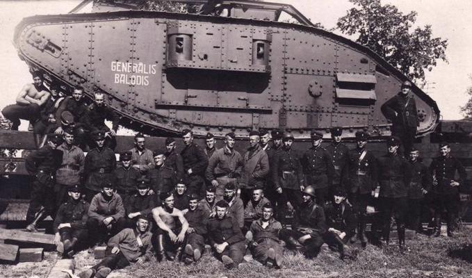 Auto-tanku pulka karavīri pie podesta, uz kura novietots "Mark V" tanks "Ģenerālis Balodis". 20. gs. 20. gadi.