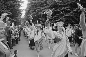 XVII Vispārējo latviešu dziesmu svētku gājiens. Rīga, 1977. gads.