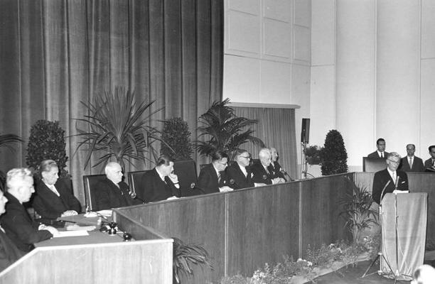Eiropas Kopienu Tiesas (EKT) locekļi EKT prezidenta Andreasa Matiasa Donnera (Andreas Matthias Donner) vadībā pulcējušies pirmajā atklātajā sēdē un dod zvērestu Cercle municipal de la Ville de Luxembourg. 07.10.1958.