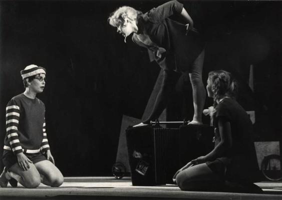 No kreisās: Ludmila Leimane Tomija lomā, Vera Singajevska Pepijas lomā un Tamāra Soboļeva Annikas lomā iestudējumā “Pepija Garzeķe” Latvijas PSR Valsts Jaunatnes teātrī. 1970. gads.