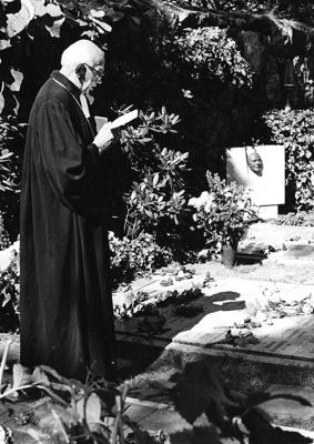 Prāvests Oskars Sakārnis Stokholmas Meža kapu latviešu kapu nodalījumā. Fonā redzams diriģenta Teodora Reitera kapa piemineklis. Zviedrija, 20. gs. 70. gadu sākums.