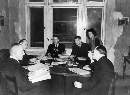 Denacifikācijas komitejas locekļi sanāksmes laikā Berlīnē. Vācija, 1946. gada vidus.