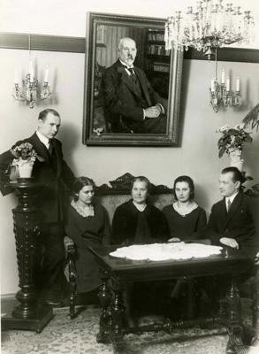 Valsts prezidenta Jāņa Čakstes atraitne Justīne ar bērniem. Pirmais no kreisās: Konstantīns Čakste. 1930. gads.
