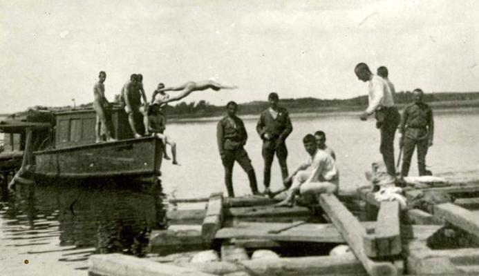 3. Kurzemes latviešu strēlnieku bataljona strēlnieki atpūtas brīdī pie pārceltuves uz Nāves salu 1916. gada vasarā.
