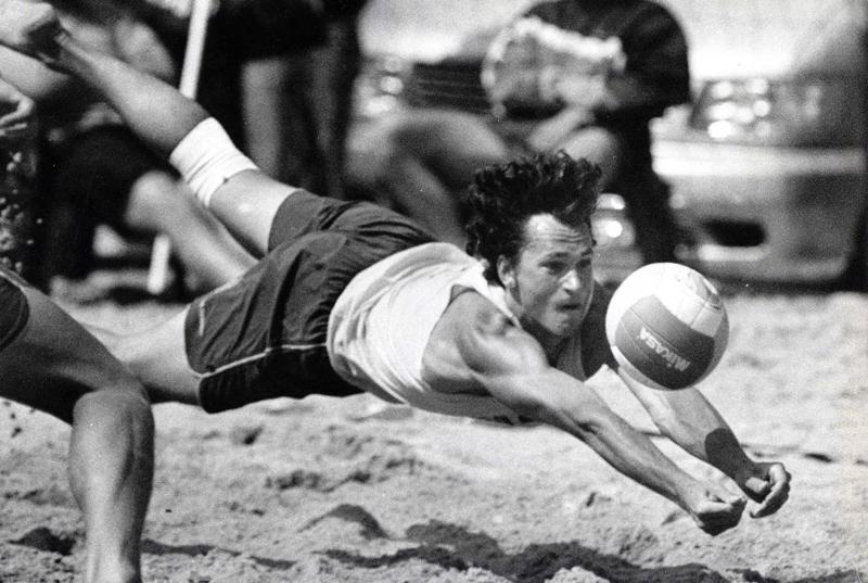 Austris Štāls pludmales volejbola turnīrā pie tirdzniecības centra "Dole". Rīga, 1998. gads.