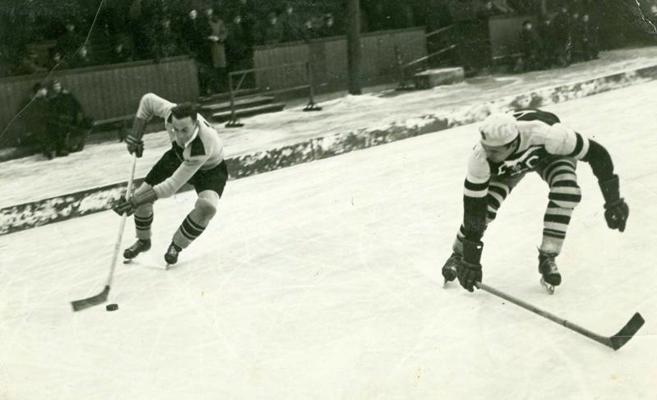 Roberts Bluķis (no kreisās) spēlē pret Ungārijas komandu. Rīga, 1939. gads.