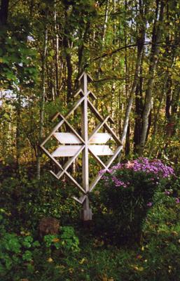 Harija Astras veidotā piemiņas zīme brālim Gunāram Astram, kurā atveidots Lielvārdes jostas fragments. Atrodas Vandzenes pagasta Ceļinieku māju tuvumā meža malā, ap 2012. gadu.