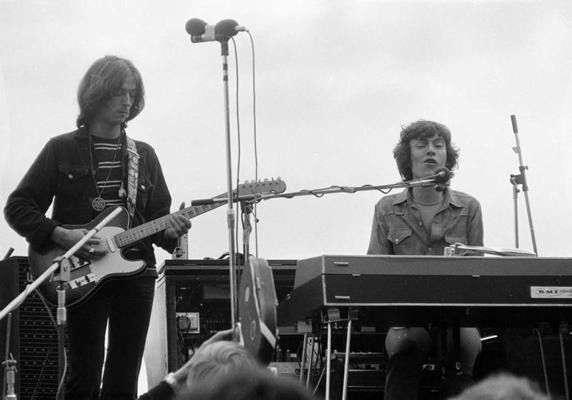 Stīvs Vinvuds (no labās) un Ēriks Kleptons grupas Blind Faith debijas koncertā Haidparkā. Londona, 07.06.1969.