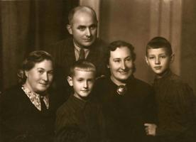 No kreisās: Late Johansone, Valija Vilciņa (dz. Johansone) ar dēliem un vīru Herbertu Vilciņu. 1949. gads.