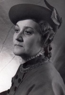Alma Ābele Olgas lomā Antona Čehova lugas "Trīs māsas" iestudējumā. 1959. gads.