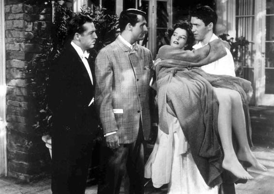 No kreisās: Džons Hovards (John Howard), Kerijs Grānts, Ketrīna Hepbērna un Džeimss Stjuarts filmā "Filadelfijas stāsts", 1940. gads.