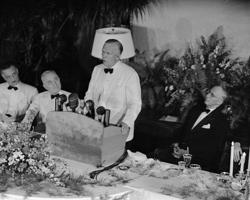 Džordžs Māršals savas vēsturiskās runas otrajā gadadienā Hārvarda Universitātē aicināja klātesošos diplomātus un ministrus ātri ratificēt Ziemeļatlantijas militāro aliansi. Pa kreisi no viņa ASV prezidents Harijs Trūmens. ASV, 06.06.1949.