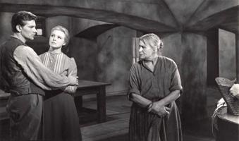 No kreisās: Uldis Pūcītis (Edgars), Vija Artmane (Kristīne) un Lūcija Baumane (Kristīnes māte) filmā "Purva bridējs", 1966. gads.