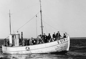 Piemiņas svētbrīdis bojā gājušajiem bēgļiem Baltijas jūrā un piemiņas vainaga nolaišana jūrā. 06.06.1965.