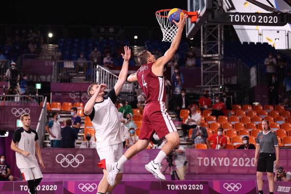 Latvijas 3x3 basketbola vīriešu izlases spēlētājs Agnis Čavars spēlē pret Krievijas olimpisko komandu Tokijas olimpiskajās spēlēs. Tokija, Japāna, 28.07.2021.