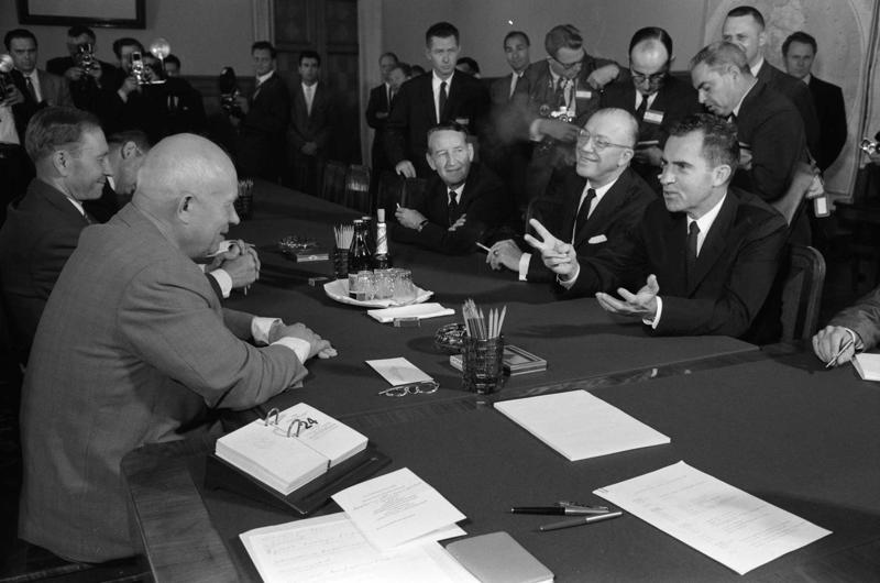 ASV prezidents Ričards Niksons (Richard Nixon), Miltons S. Aizenhauers (Milton S. Eisenhower) un ASV vēstnieks Padomju Savienībā Luelins Tompsens (Llewellyn E. Thompson Jr.) tiekoties ar PSKP pirmo sekretāru Ņikitu Hruščovu. Maskava, 1959. gads.