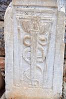 Cilnis ar Asklēpija nūju un apvijušos čūsku Efezā. Turcija, 2017. gads.