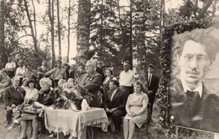 Antons Bārda saka runu Friča Bārdas muzeja atklāšanas svētkos. "Rumbiņas", Pociema pagasts, 1968. gada vasara.