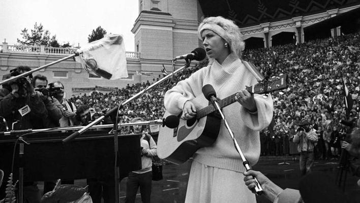 Ieva Akurātere dzied tautas manifestācijā Mežaparkā. Rīga, 07.10.1988. 