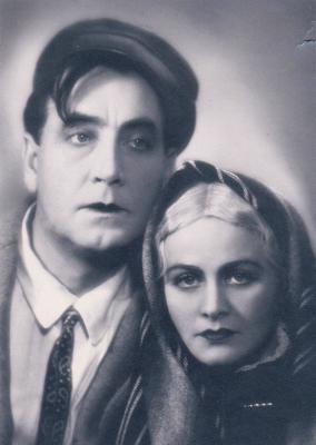 Eduards Smiļģis Krustiņa lomā un Elvīra Bramberga Ilzes lomā Rūdolfa Blaumaņa lugas "Pazudušais dēls" iestudējumā. 1936. gads.