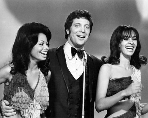 Toms Džonss ar grupas The 5th Dimension dziedātājām Florensu Larū (Florence LaRue, no kreisās) un Merilinu Makkū (Marilyn McCoo) TV pārraidē "Šis ir Toms Džonss" (This Is Tom Jones). Losandželosa, ASV, 02.1969.