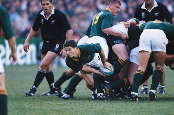 Dienvidāfrikas izlases regbists Jōsts van der Vestheisens (Joost van der Westhuisen) ar bumbu finālspēlē starp Dienvidāfrikas un Jaunzēlandes izlasēm Pasaules kausā regbijā. Johannesburga, Dienvidāfrika, 1995. gads.