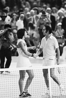 Billija Džīna Kinga sarokojas ar Bobiju Rigsu pēc uzvaras “Dzimumu duelī”. Hjūstona, ASV, 20.09.1973.