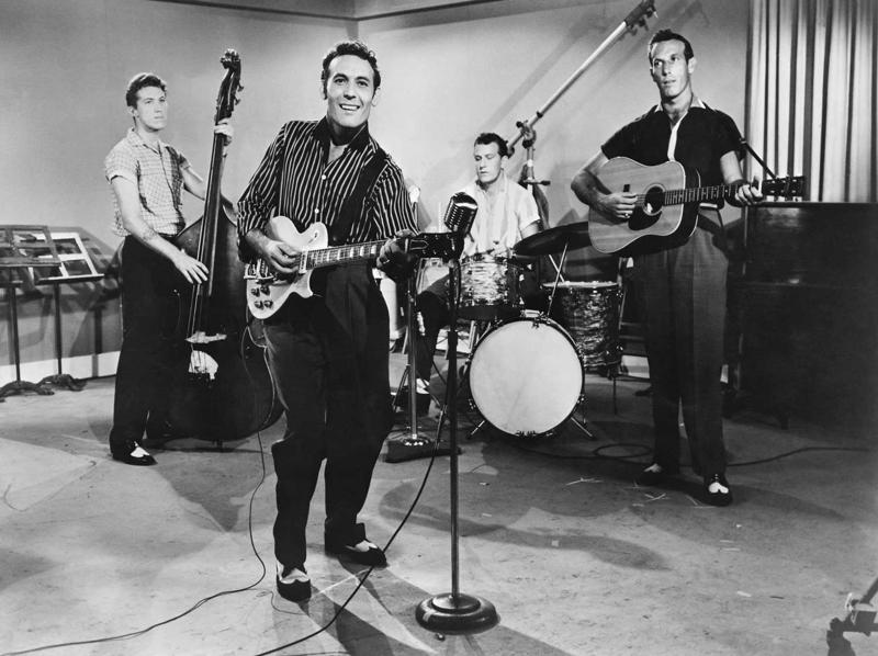 No kreisās: Kleitons Pērkinss, Karls Pērkinss, V. B. Holands (W. B. Holland), Džeimss Pērkinss filmas "Jamboree!" uzņemšanas laukumā. Losandželosa, ASV, 1957. gads.