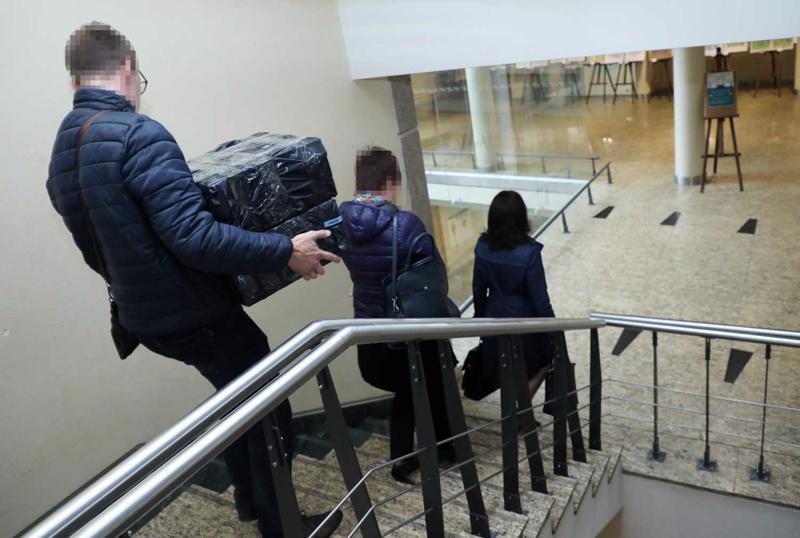 Korupcijas novēršanas un apkarošanas biroja darbinieki veic kratīšanu Rīgas domes telpās. 13.05.2019.