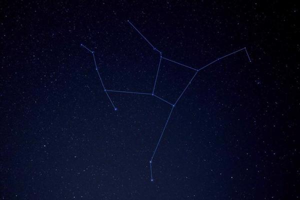 Debess apgabals ar Herkulesu. Ar līnijām parādīta zvaigznāja raksturīgā figūra. 25.10.2020.