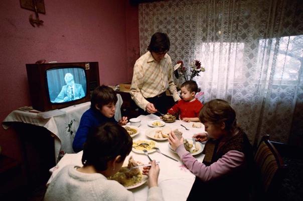 Ģimenes maltīte. Rumānija, 1990. gads.