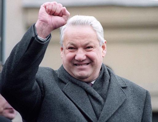 Boriss Jeļcins sveicina savus politiskos atbalstītājus Oktobra apvērsuma atceres gadadienā. Maskava, 07.11.1990.