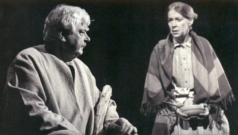 Kārlis Sebris (Indrānu tēvs) un Helga Dancberga (Guste) Rūdolfa Blaumaņa lugā "Indrāni". 1988. gads.