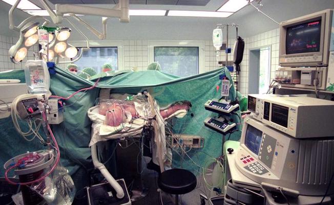 Anesteziologa darba vieta operācijas laikā. Bohuma, Vācija, 2001. gads.