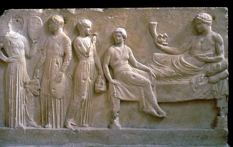 Grieķu reljefs no Pirejas, kurā redzami aktieri, kas tur maskas, lai ziedotu Dionīsam.