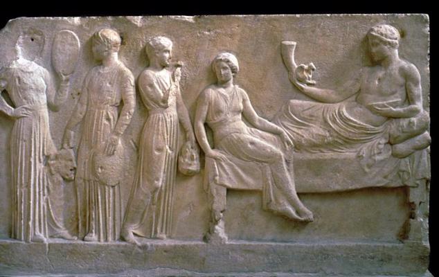 Grieķu reljefs no Pirejas, kurā redzami aktieri, kas tur maskas, lai ziedotu Dionīsam.