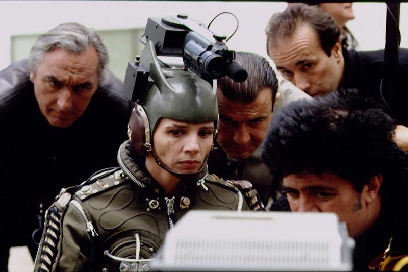 Pedro Almodovars, aktrise Viktorija Avrila (Victoria Abril) un filmēšanas grupa filmas "Kika" uzņemšanas laikā. Madride, Spānija, 1993. gads.