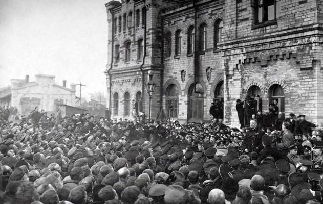 Aleksandrs Kerenskis uzrunā Petrogradas iedzīvotājus. 1917. gads.