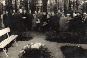 Piemiņas brīdis pie Krišjāņa Barona kapa viņa 125. dzimšanas dienā. Rīga, Lielie kapi. 31.10.1960.