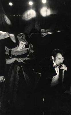 No kreisās: Vera Singajevska Babakinas lomā un Edgars Liepiņš Šabeļska lomā Antona Čehova “Ivanovā”. LPSR Valsts Jaunatnes teātris, 1975. gads.