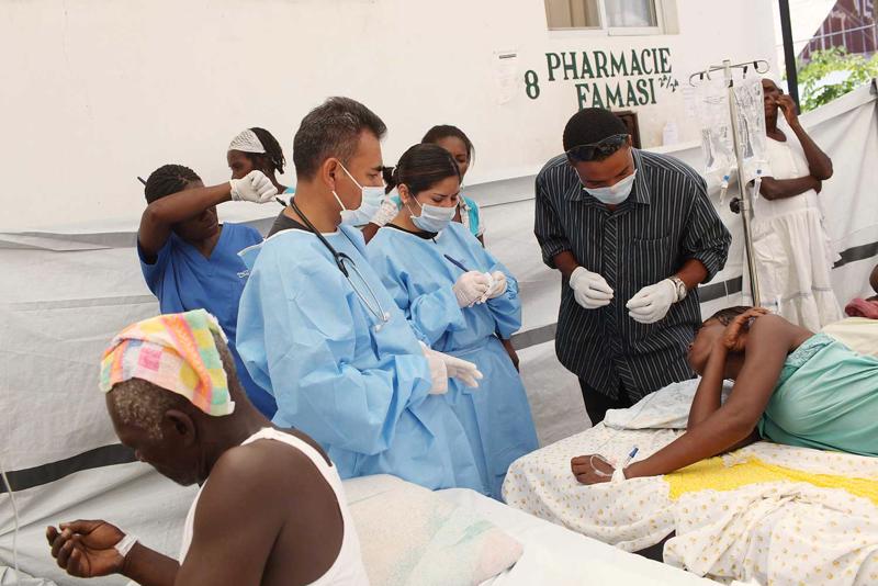 Starptautiskās bezpeļņas organizācijas "Ārsti bez robežām" (Doctors Without Borders/Médecins Sans Frontières) mediķi ārstē holeras pacientus Haiti valdības vadītajā slimnīcā. Senmarka, Haiti, 28.10.2010.