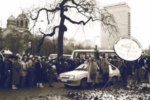 Skvērā pie Augstākās tiesas cilvēki satelīttelevīzijā seko ziņām par Latviju. Barikāžu laiks, 01.1991.
