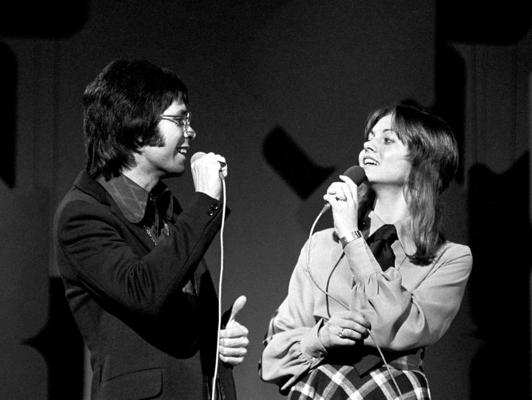 Klifs Ričards uzstājas kopā ar Olīviju Ņūtoni Džonu. 02.1972.