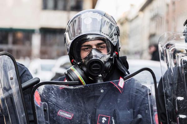 Policists gāzmaskā antifašistu gājiena laikā Milānā. Itālija, 24.02.2018.