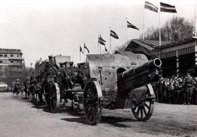 Smagās artilērijas pulka lielgabali parādē. Rīga, Esplanāde, 15.05.1935.