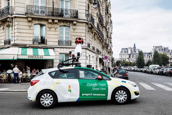 Google karšu servisa Google Street View veidošana Parīzes ielās. 04.09.2014.