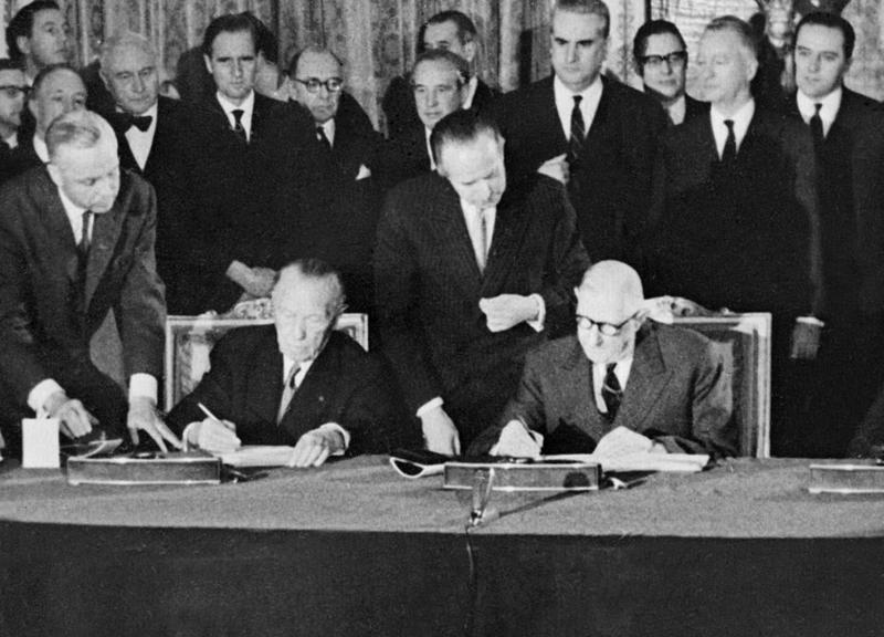 Konrāds Adenauers un Francijas prezidents Šarls de Golls, parakstot Elizejas līgumu. 22.01.1963.